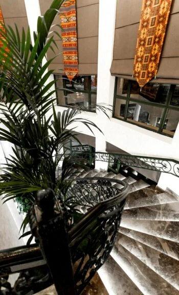 escalier design hotel prestigieux cannes propertys